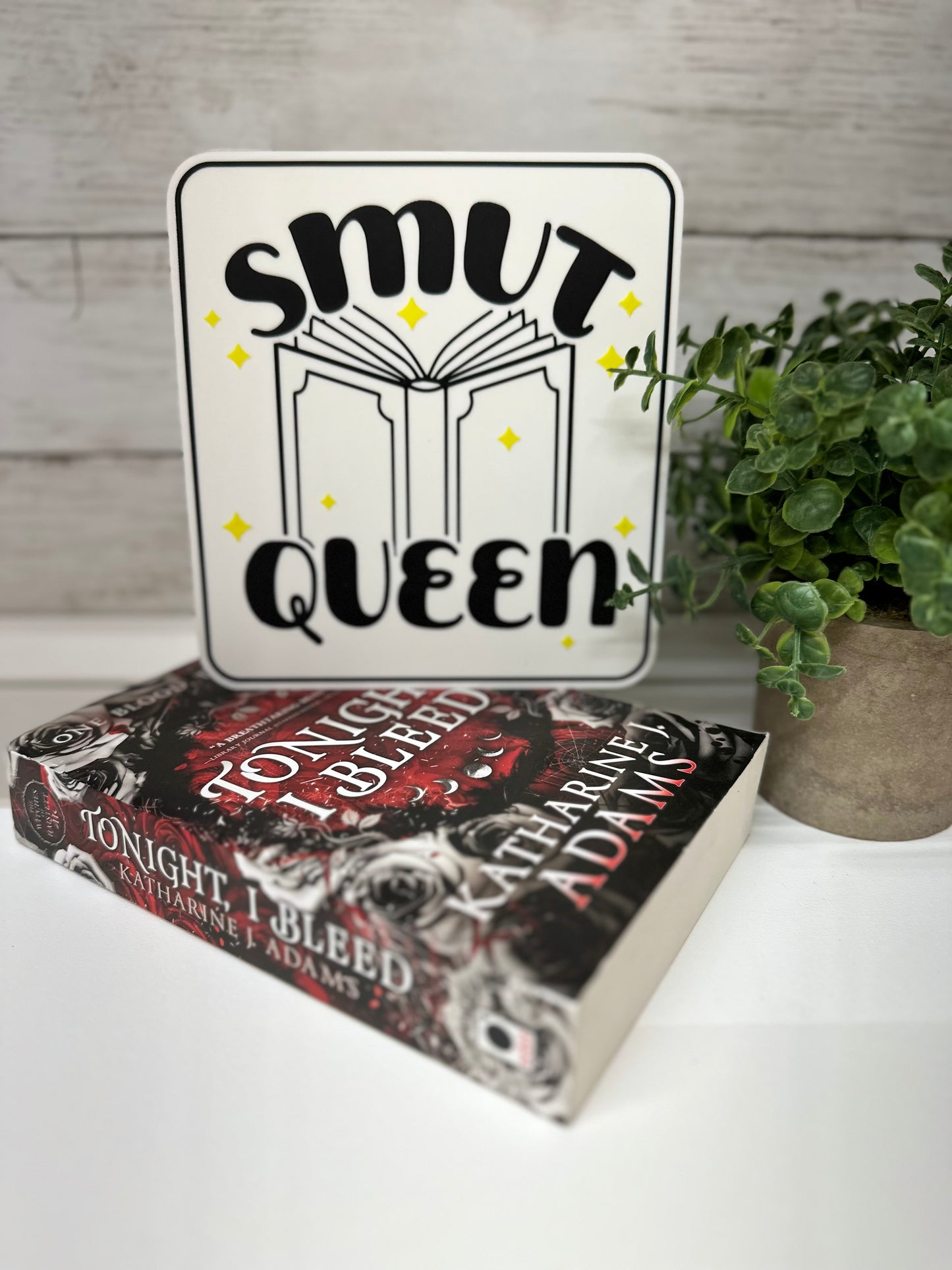 Smut Queen Sign – Bookish Decor for Romance Readers