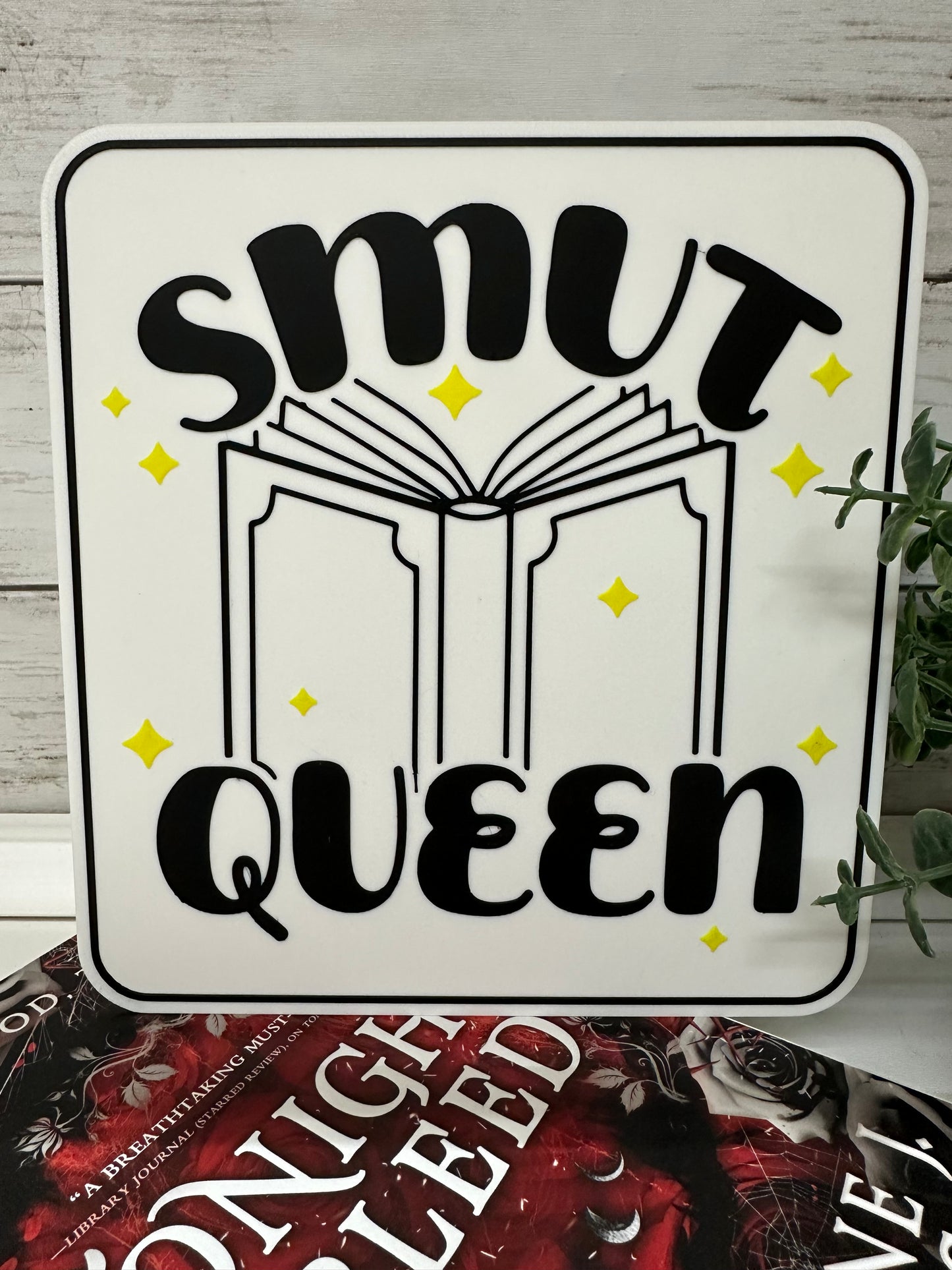 Smut Queen Sign – Bookish Decor for Romance Readers